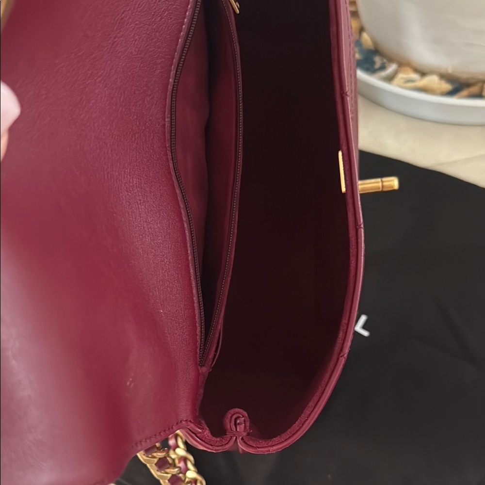 🔥2025 CHANEL RARE Burgundy Shoulder Flap Bag with Gold Hardware - Picture 4 of 9